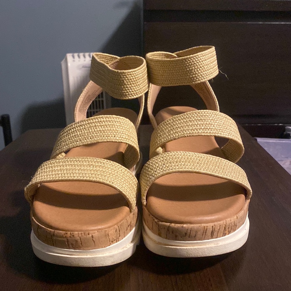 Size 9 Steve Madden Bandi Platform Wedge in tan